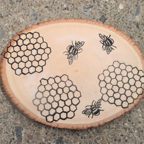 Hand painted honey bee wood slice - Picture 1 of 6